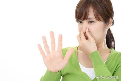 气温逐渐升高,有狐臭的人抬手后气味难闻,推荐5个方法或能减轻